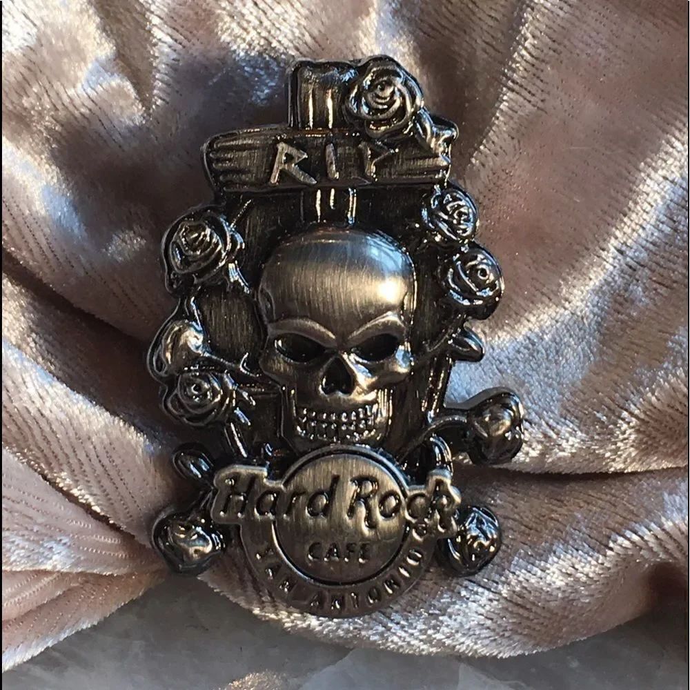 🎃 - Hard Rock San Antonio Chrome Skull Pin!